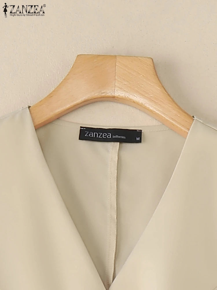 Gestept vest met diagonale knoopsluiting en plooizoom